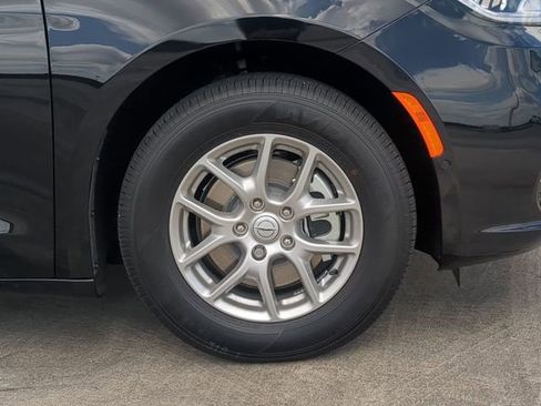 New 2026 Chrysler Pacifica Select image 11