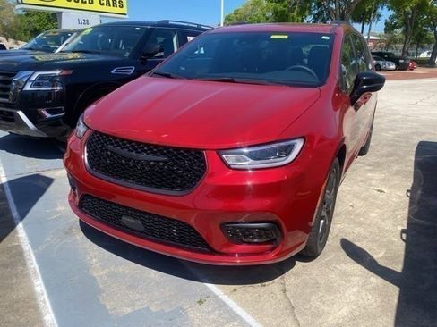 Used 2025 Chrysler Pacifica Limited image 1