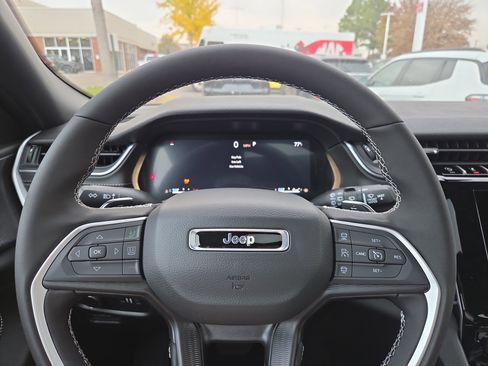 New 2025 Jeep Grand Cherokee L Altitude image 9
