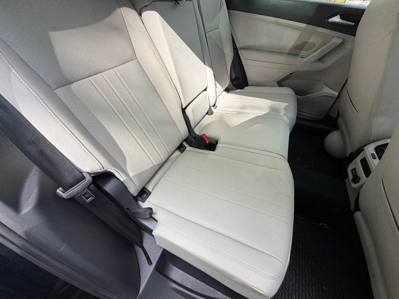 Used 2022 Volkswagen Tiguan SE R-Line AWD/4WD image 11