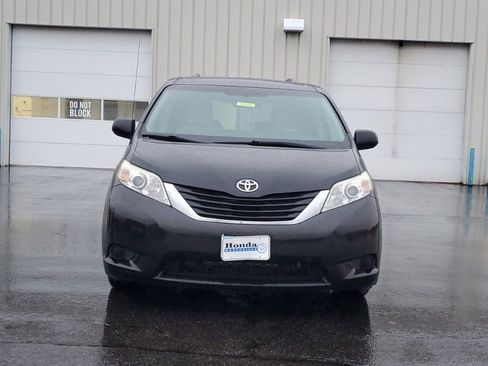 Used 2011 Toyota Sienna LE image 2