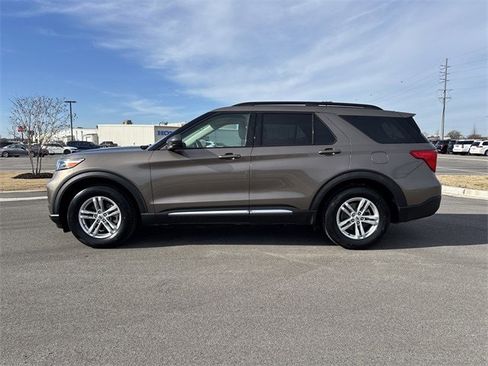 Used 2021 Ford Explorer XLT image 2