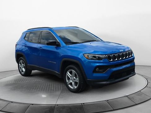 Used 2024 Jeep Compass Latitude w/ Sun and Sound Group AWD/4WD image 4