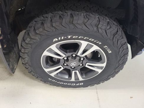 Used 2017 Toyota Tacoma TRD Sport AWD/4WD image 36