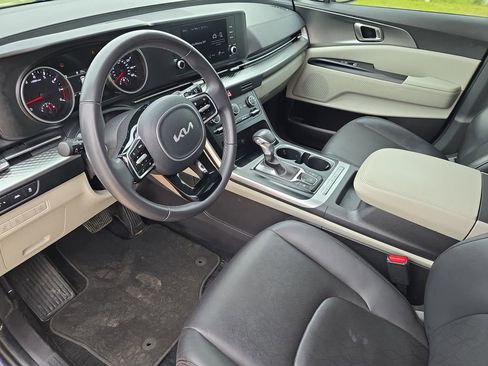 Used 2024 Kia Carnival LX FWD image 17