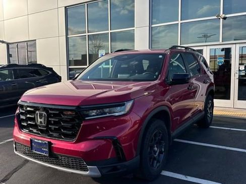 Used 2025 Honda Pilot TrailSport image 2