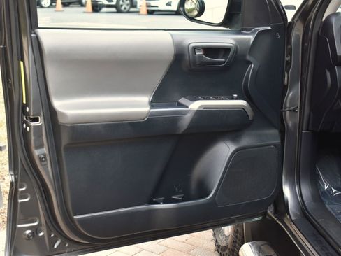 Used 2016 Toyota Tacoma SR5 image 27