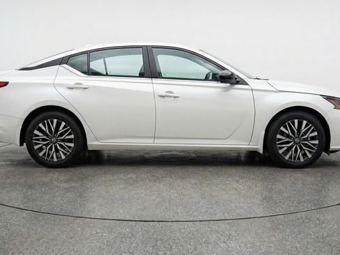 Used 2025 Nissan Altima 2.5 SV FWD image 11