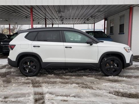 New 2026 Volkswagen Taos SE image 2