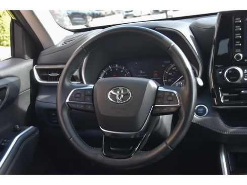 Used 2021 Toyota Highlander XLE AWD/4WD image 18