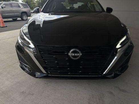 Used 2024 Nissan Altima 2.5 SR FWD image 11