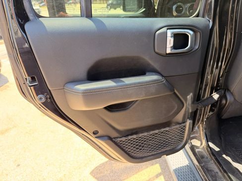 Used 2019 Jeep Wrangler Unlimited Sahara AWD/4WD image 16