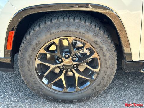 Used 2022 Jeep Wagoneer Series II RWD image 8