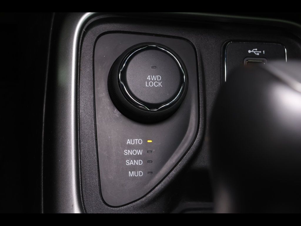 Used 2020 Jeep Compass Latitude w/ Popular Equipment Group AWD/4WD image 9