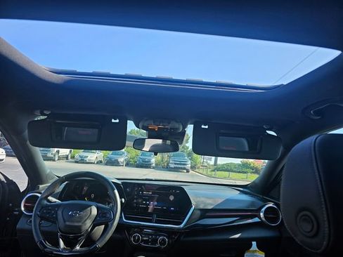 Used 2025 Chevrolet Trax RS w/ Sunroof Package FWD image 18