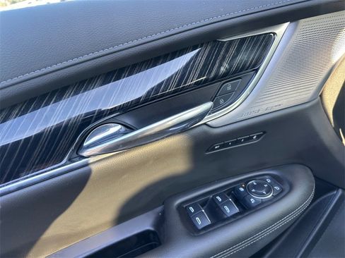 Used 2025 Cadillac XT6 Premium Luxury image 30