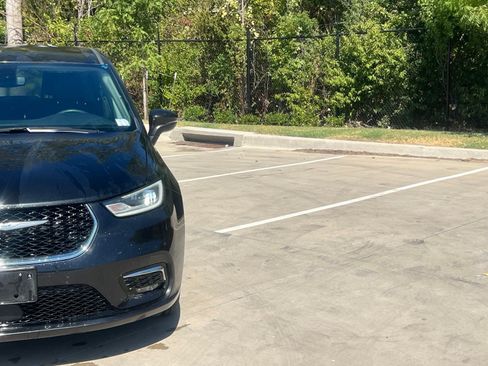 Used 2023 Chrysler Pacifica Touring-L FWD image 3
