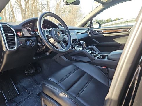 Certified 2023 Porsche Cayenne Platinum Edition image 4