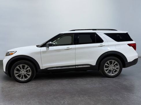Used 2022 Ford Explorer XLT w/ Equipment Group 202A image 2