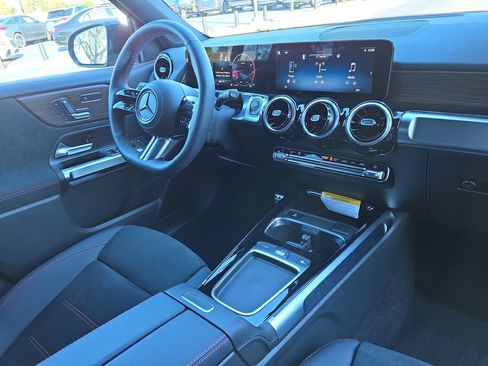 Used 2026 Mercedes-Benz GLB 250 4MATIC image 17