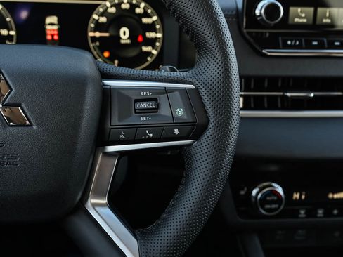 New 2025 Mitsubishi Outlander SE image 22