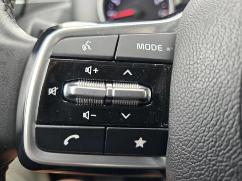 Used 2024 Kia Carnival LX FWD image 24