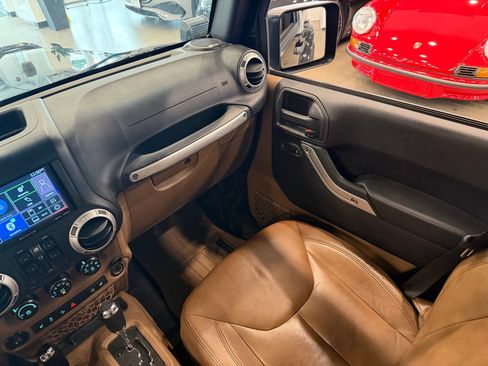 Used 2015 Jeep Wrangler Unlimited Sahara w/ Connectivity Group AWD/4WD image 9