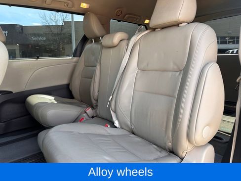 Used 2015 Toyota Sienna XLE image 19