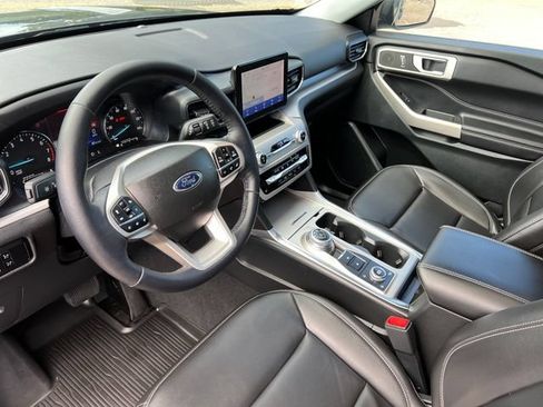 Used 2023 Ford Explorer XLT w/ Equipment Group 202A AWD/4WD image 18