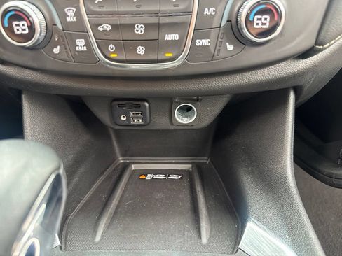 Used 2023 Chevrolet Traverse LT w/ LT Premium Package AWD/4WD image 43