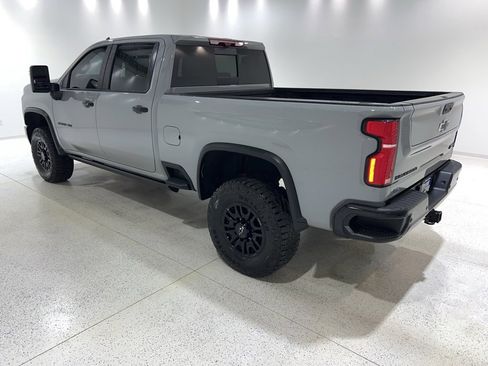 Used 2024 Chevrolet Silverado 2500 ZR2 w/ Technology Package image 3