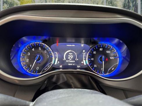 Used 2023 Chrysler Pacifica Touring-L FWD image 17