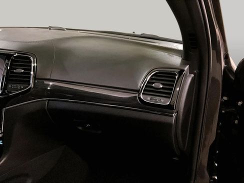 Used 2019 Jeep Grand Cherokee Overland AWD/4WD image 18