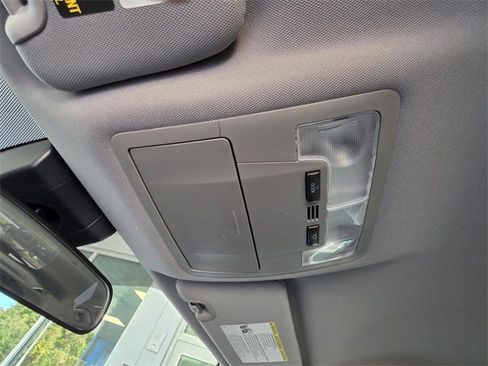 Used 2018 Toyota Highlander LE image 28