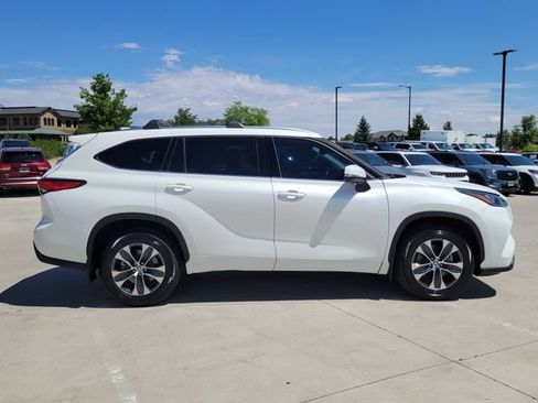 Used 2020 Toyota Highlander XLE AWD/4WD image 2