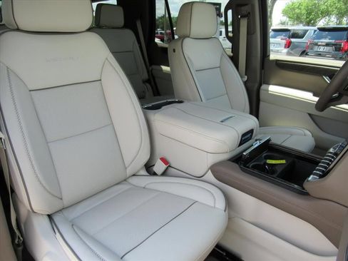 Used 2026 GMC Yukon Denali w/ Sun & Power Step Package AWD/4WD image 9