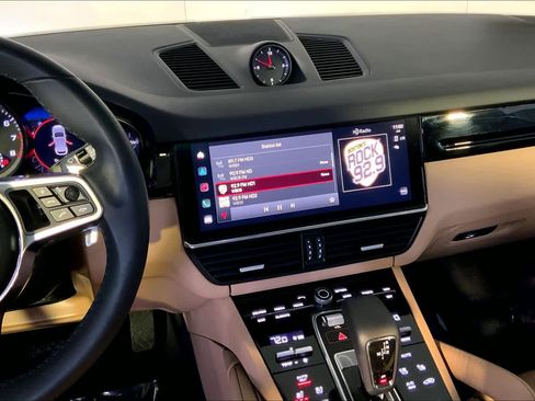 Used 2023 Porsche Cayenne image 16