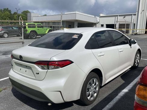 Used 2025 Toyota Corolla LE FWD image 2