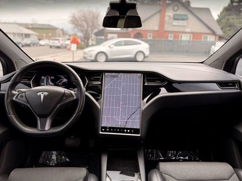 Used 2018 Tesla Model X 75D image 12