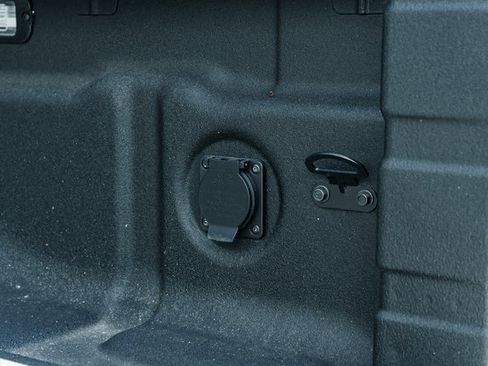 New 2025 Nissan Frontier SV w/ SV Convenience Package image 9