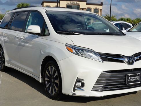 Used 2020 Toyota Sienna Limited Premium image 3