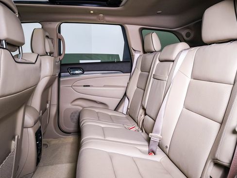 Used 2019 Jeep Grand Cherokee Overland AWD/4WD image 17