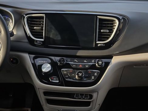 Used 2024 Chrysler Pacifica Touring-L image 20