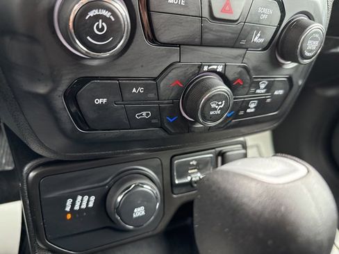 Used 2022 Jeep Renegade Latitude image 22