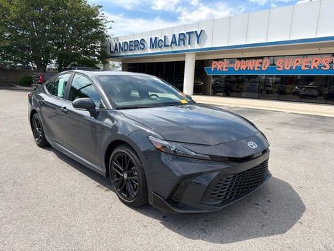 Used 2025 Toyota Camry SE FWD image 2
