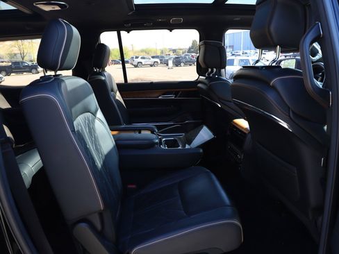Used 2022 Jeep Grand Wagoneer Series III AWD/4WD image 11