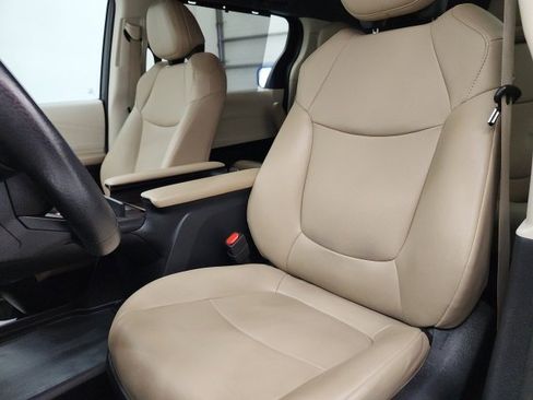 Certified 2022 Toyota Sienna XLE image 48