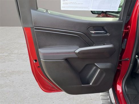 Used 2025 Chevrolet Colorado Z71 w/ Technology Package image 12