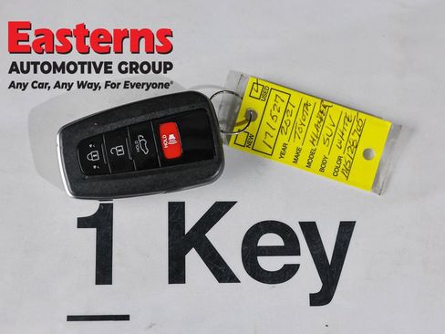 Used 2021 Toyota Highlander XLE AWD/4WD image 6