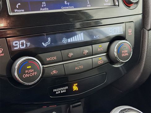 Used 2019 Nissan Rogue SV image 15